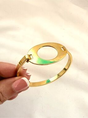 Gold Tone Open Circle Hinged Bangle Bracelet